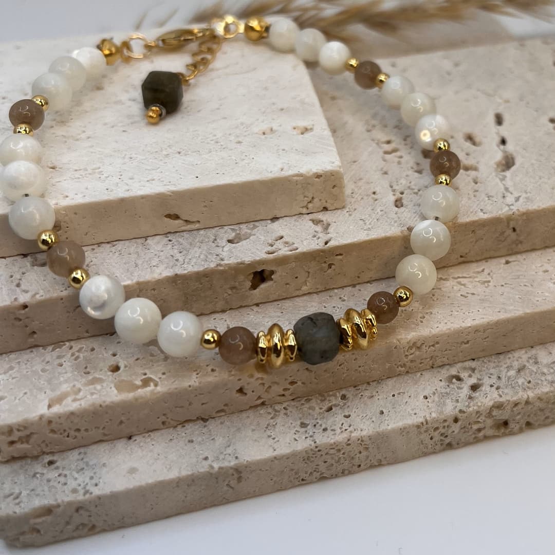 Round Shell and Natural Stone Bracelet