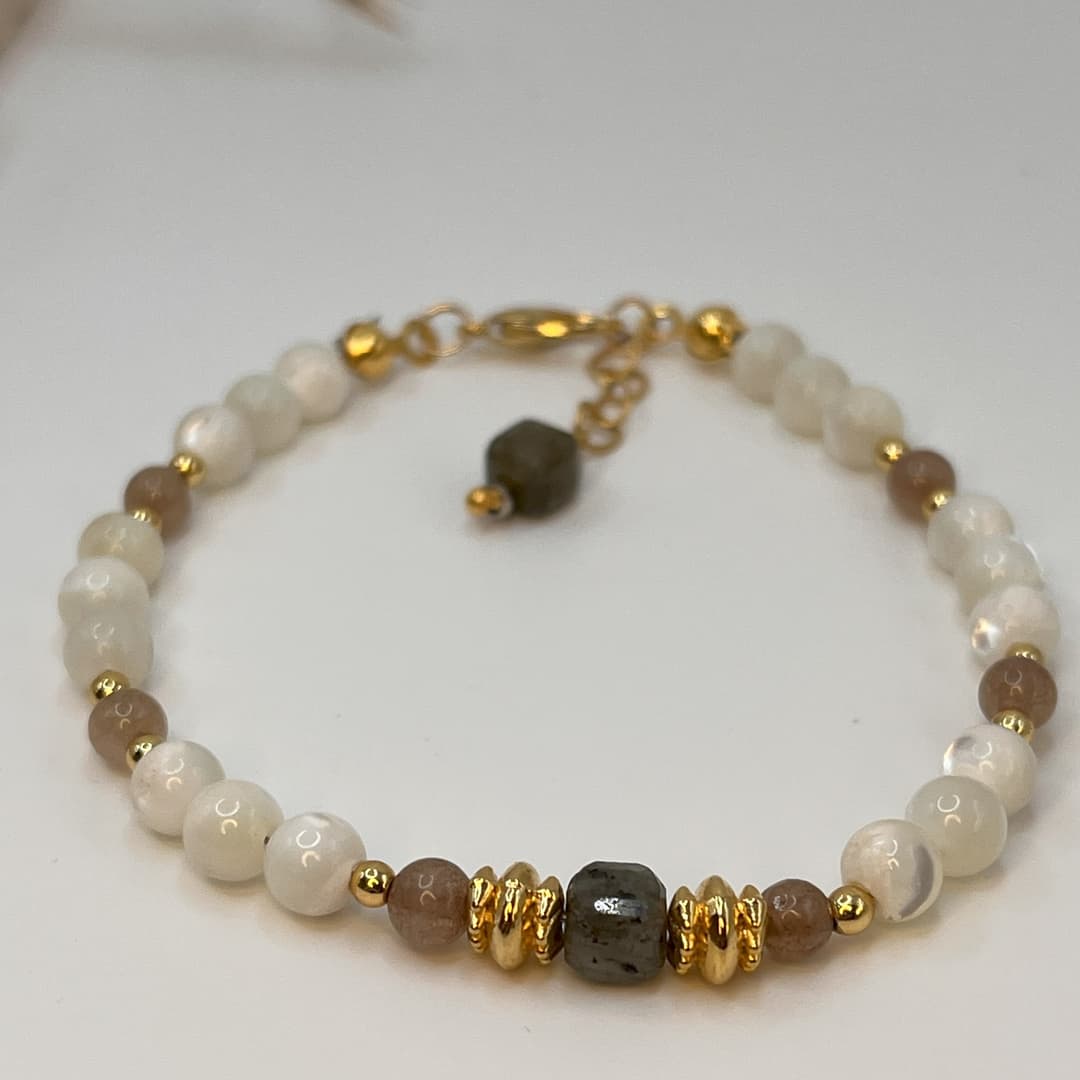 Round Shell and Natural Stone Bracelet