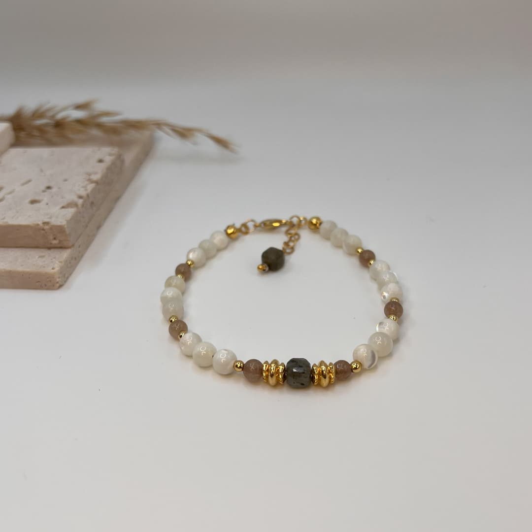 Round Shell and Natural Stone Bracelet